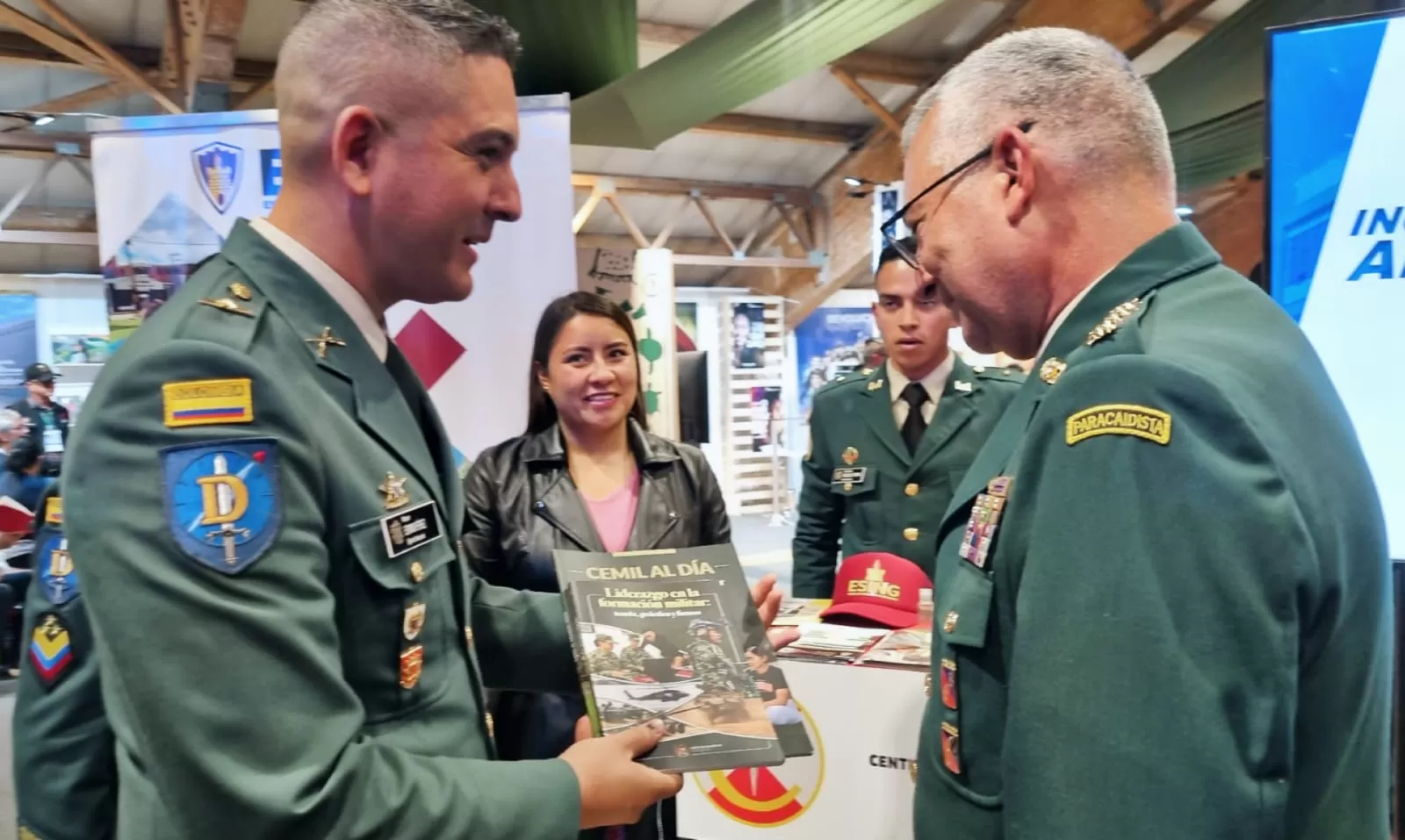 El Centro de Educación Militar expone sus capacidades académicas en la Feria Internacional del Libro 2025