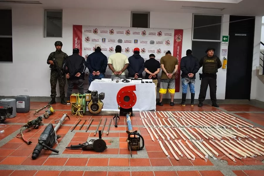 Dos unidades de producción minera ilegal y la captura de siete sujetos por extracción ilícita de yacimientos mineros en medio de operación militar en Argelia, Antioquia