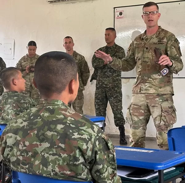 Comisión internacional visita la Escuela Militar de Suboficiales del Ejército Nacional