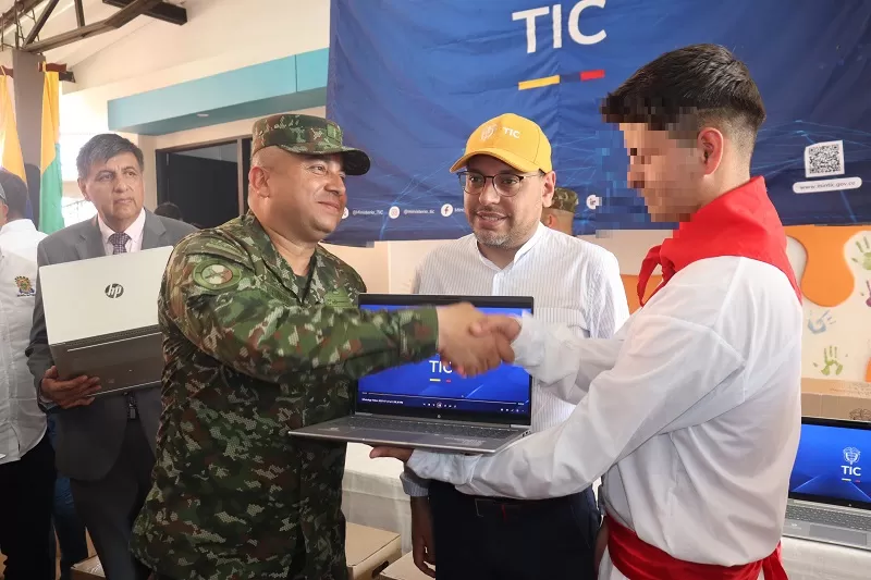 Conectando sueños: el Ejército Nacional apoyó la entrega de 950 «Computadores para Educar» a estudiantes del Cauca