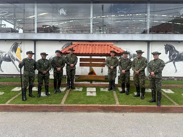 Ocho suboficiales culminaron el curso de enfermería para ganado caballar