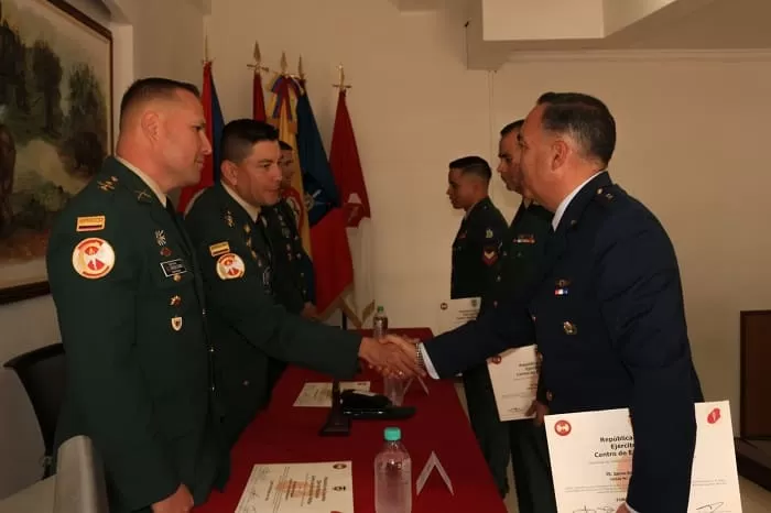 Oficiales, suboficiales y un soldado se gradúan como profesores militares en la Escuela de Armas Combinadas