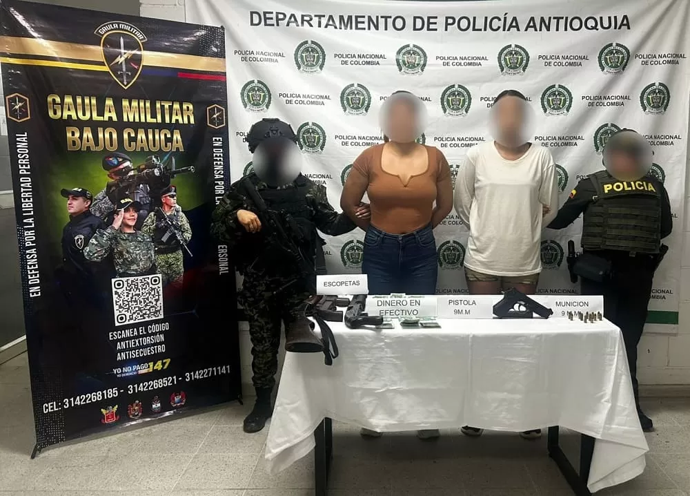 En Tarazá, Antioquia, Ejército y Policía Nacional capturan a dos presuntas integrantes del GAO Clan del Golfo con varias armas de fuego en su poder