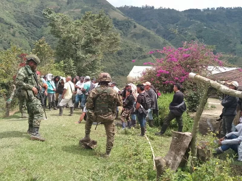 Ejército Nacional rechaza y denuncia presión a comunidades campesinas forzadas a obstaculizar la labor legítima de la Fuerza Pública