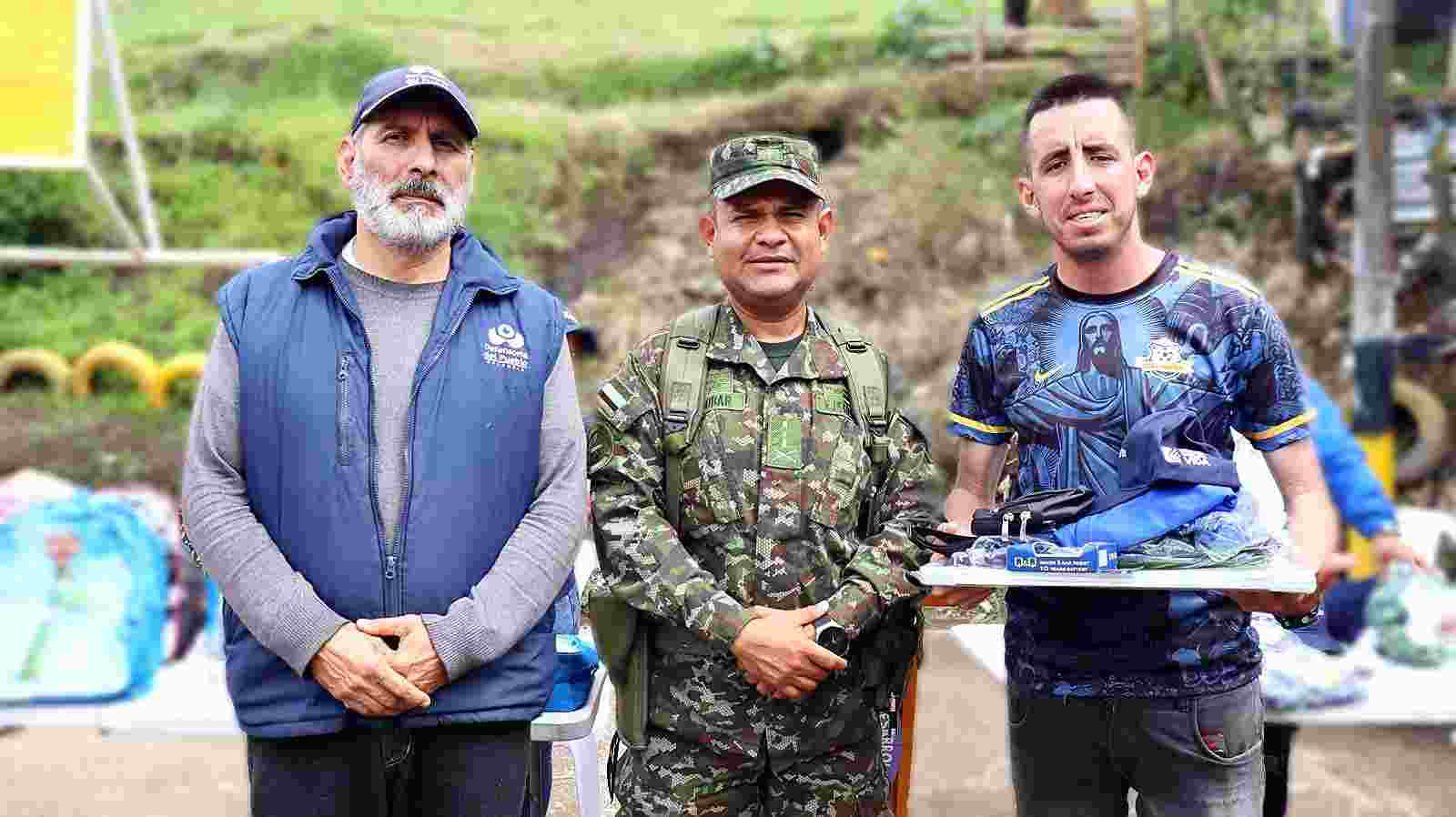 Con kits deportivos el Ejército Nacional apoya a jóvenes promesas del fútbol en Popayán, Cauca