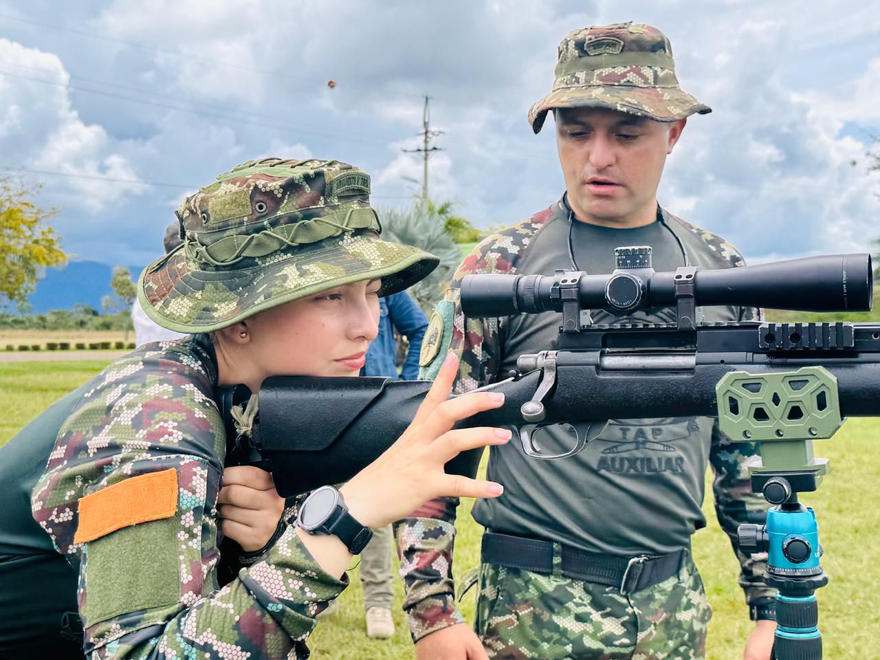 Subtenientes fortalecen su preparación en la Escuela de Tiro del Ejército Nacional