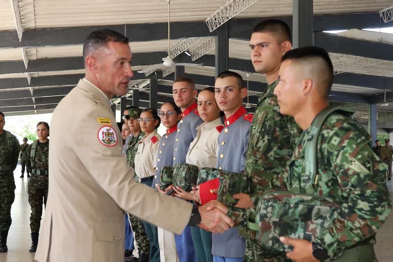 Cerca de 2.000 alumnos reciben respaldo del Comandante del Ejército Nacional