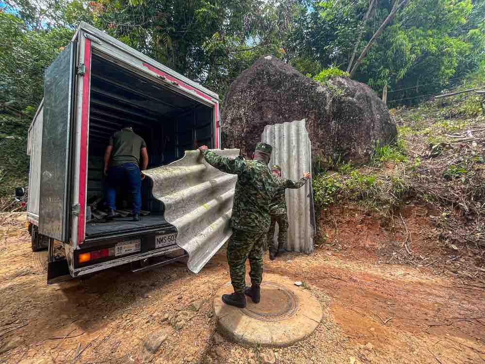 Ejército Nacional y empresa privada entregan ayudas a damnificados por avalancha en Melgar