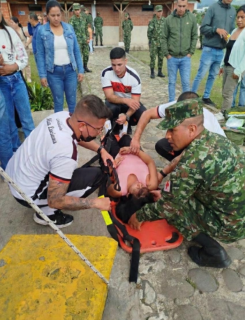Soldados del Ejército Nacional brindan auxilio a mujer embarazada en Popayán