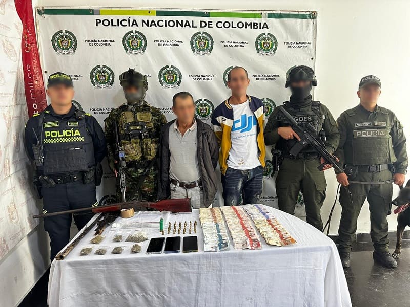El Ejército Nacional y la Policía Nacional capturaron a dos presuntos colaboradores del Cartel Clan del Golfo en Risaralda