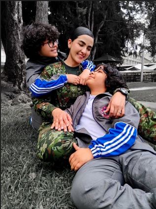 El corazón de una madre militar, la fuerza de dividir el alma entre el deber y el amor por sus hijos