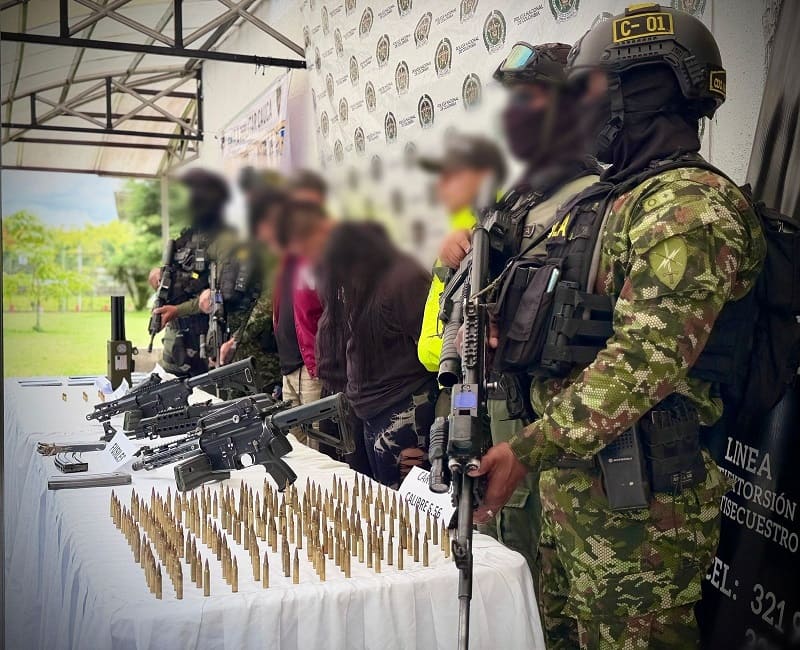 Ejército Nacional y Policía capturaron a tres presuntos integrantes de red de apoyo logístico del grupo residual Carlos Patiño en Popayán, Cauca
