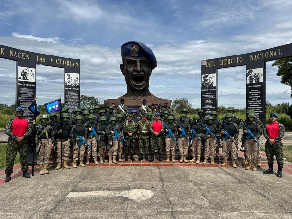 Periodistas y profesionales viven el rigor de la vida militar en el Fuerte de Tolemaida