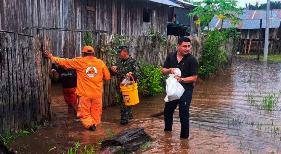 Ejército Nacional apoya evacuación de familias indígenas afectadas por creciente del río Vaupés, en Mitú
