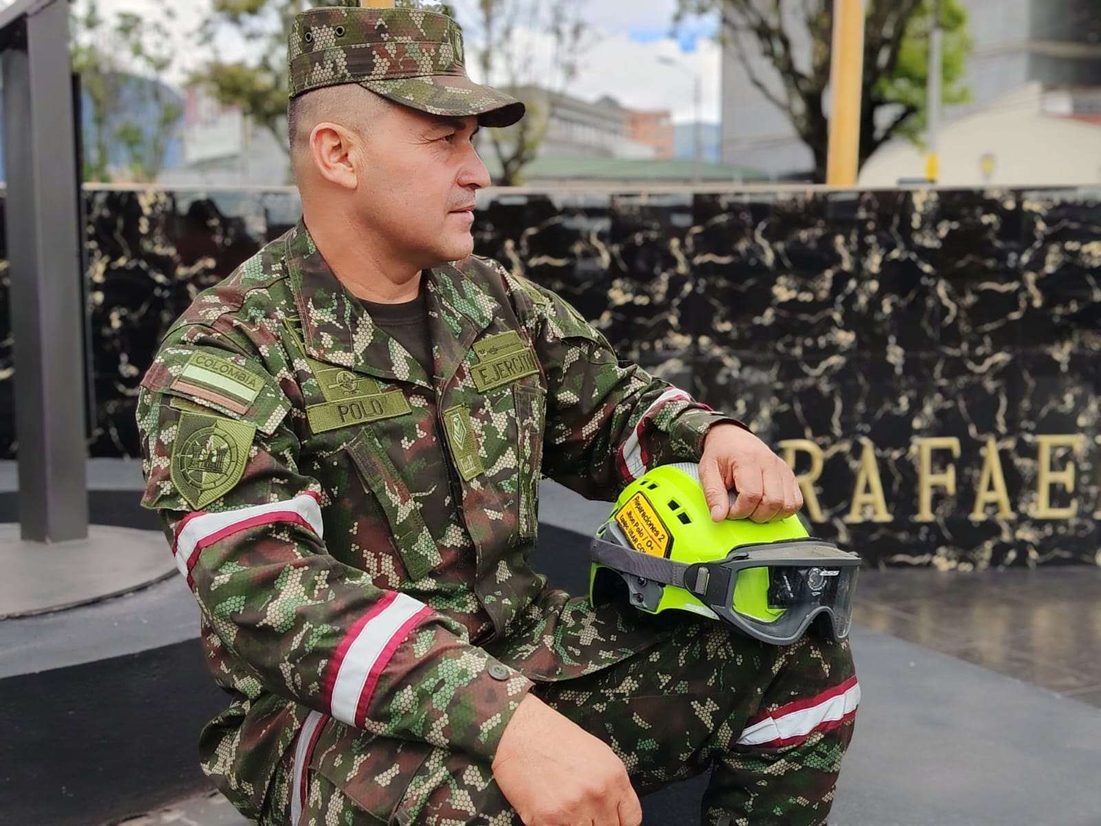 «Si tengo que darle mis botas a un rescatista, lo hago», la historia de un sargento del Ejército Nacional convocado para apoyar en la emergencia en Venezuela
