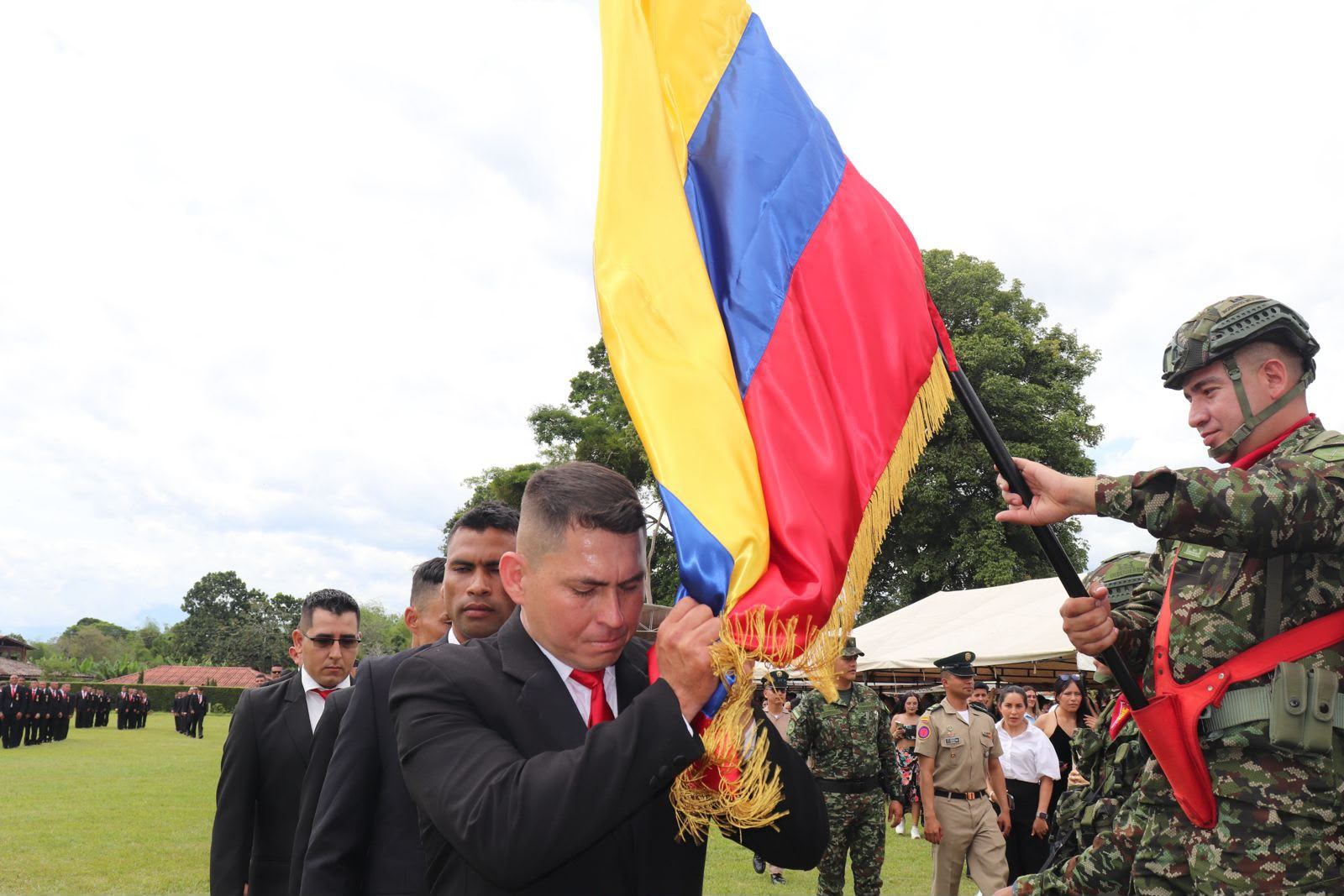 Después de 20 años defendiendo a Colombia, 181 soldados profesionales se despiden del uniforme y comienzan una nueva misión: vivir junto a sus familias