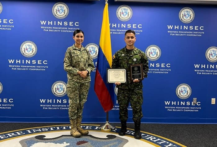 Con cerca de 100 vidas salvadas, el enfermero militar Burbano, del Ejército  Nacional, es reconocido como el mejor del curso MEDAC en Estados Unidos