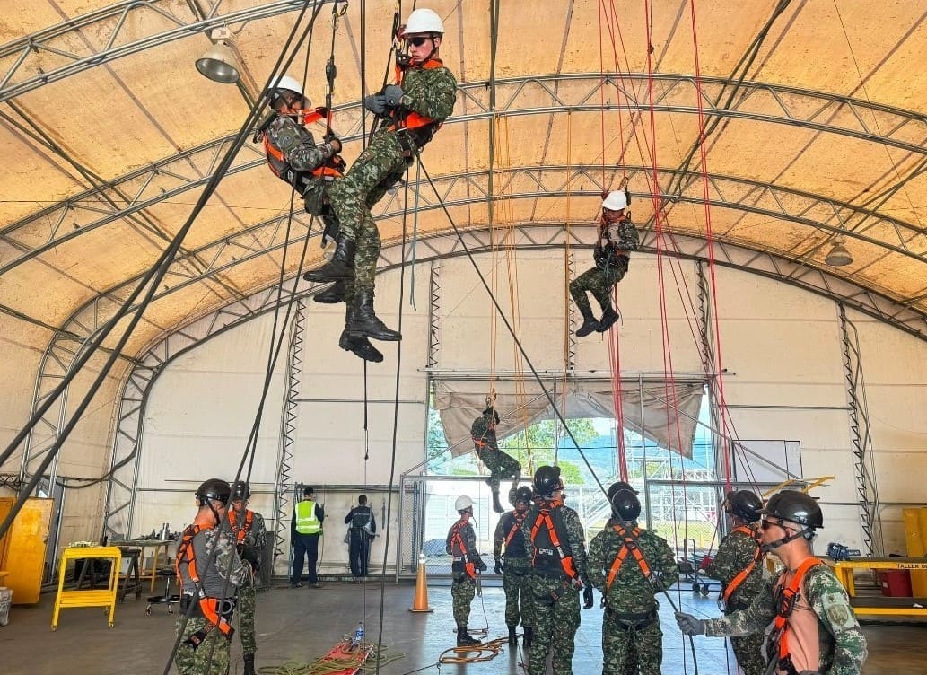 Ejército Nacional fortalece las competencias de su personal en trabajo seguro en alturas
