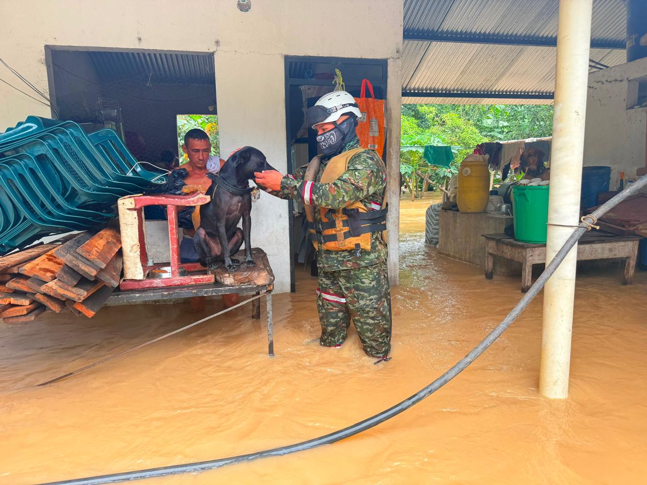 Con patrullajes montados, el Ejército Nacional atiende a las familias damnificadas por las inundaciones en Casanare