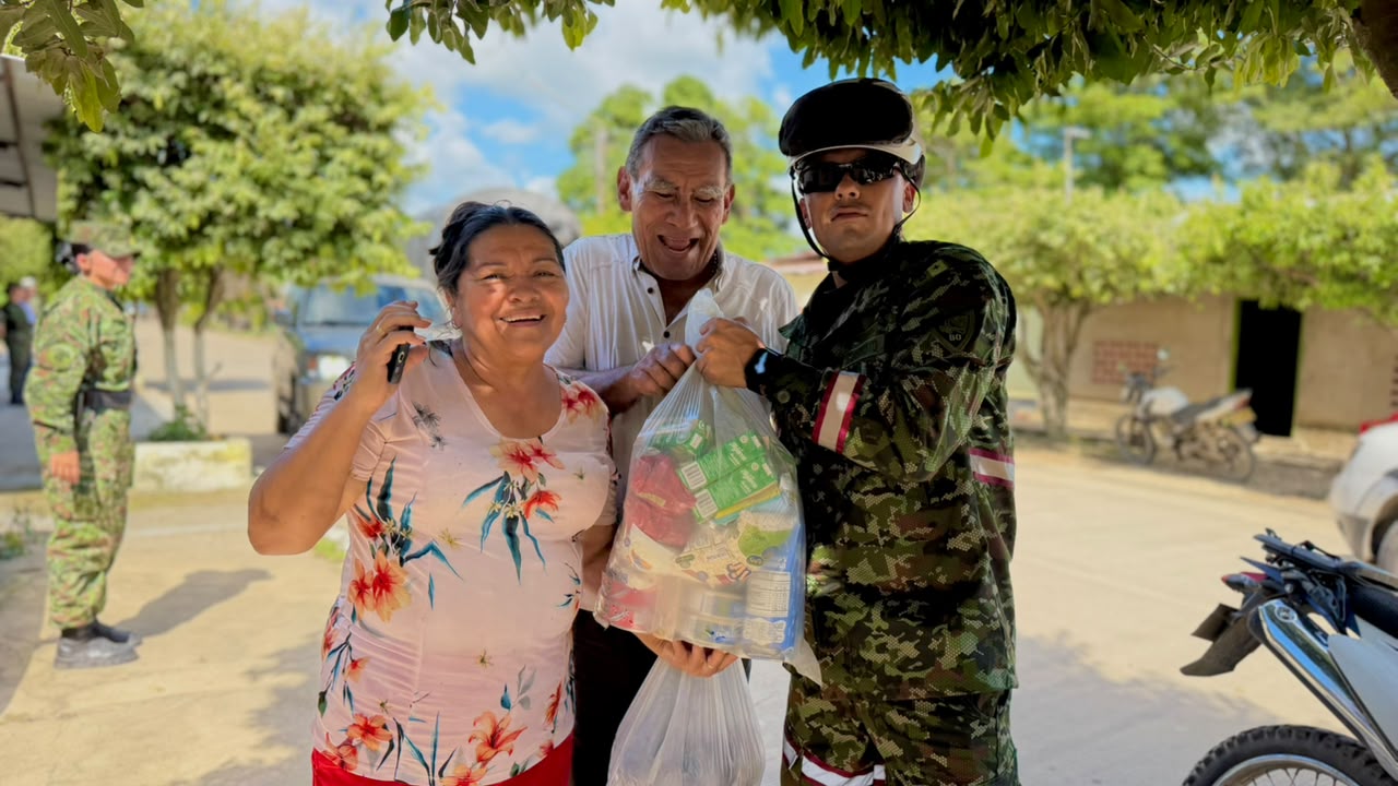 Ejército Nacional entrega más de 500 mercados a familias afectadas por la ola invernal en San Luis de Palenque