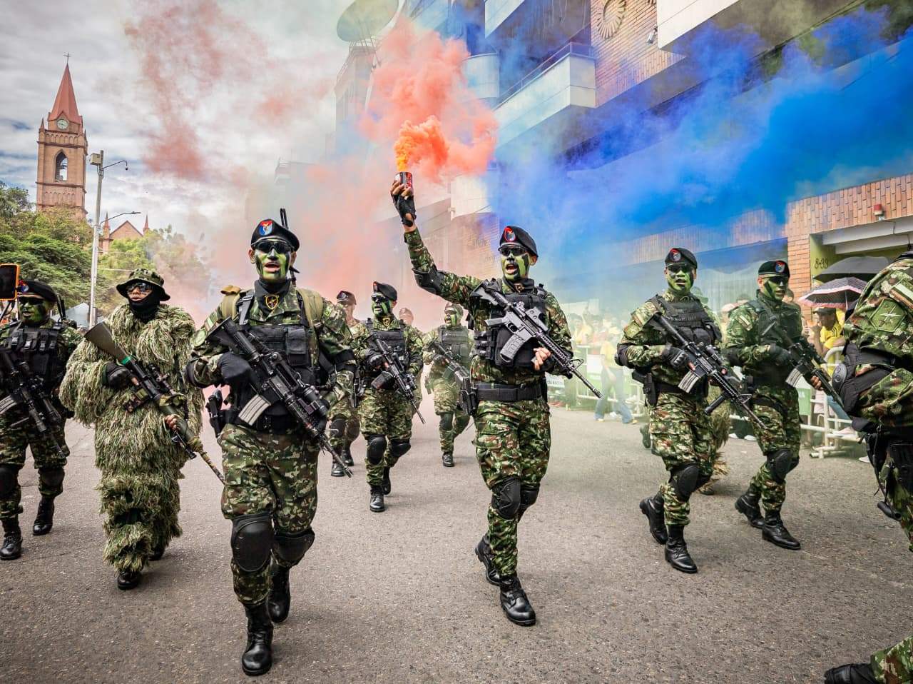 Neiva rindió homenaje a la patria con el tradicional desfile del 20 de Julio