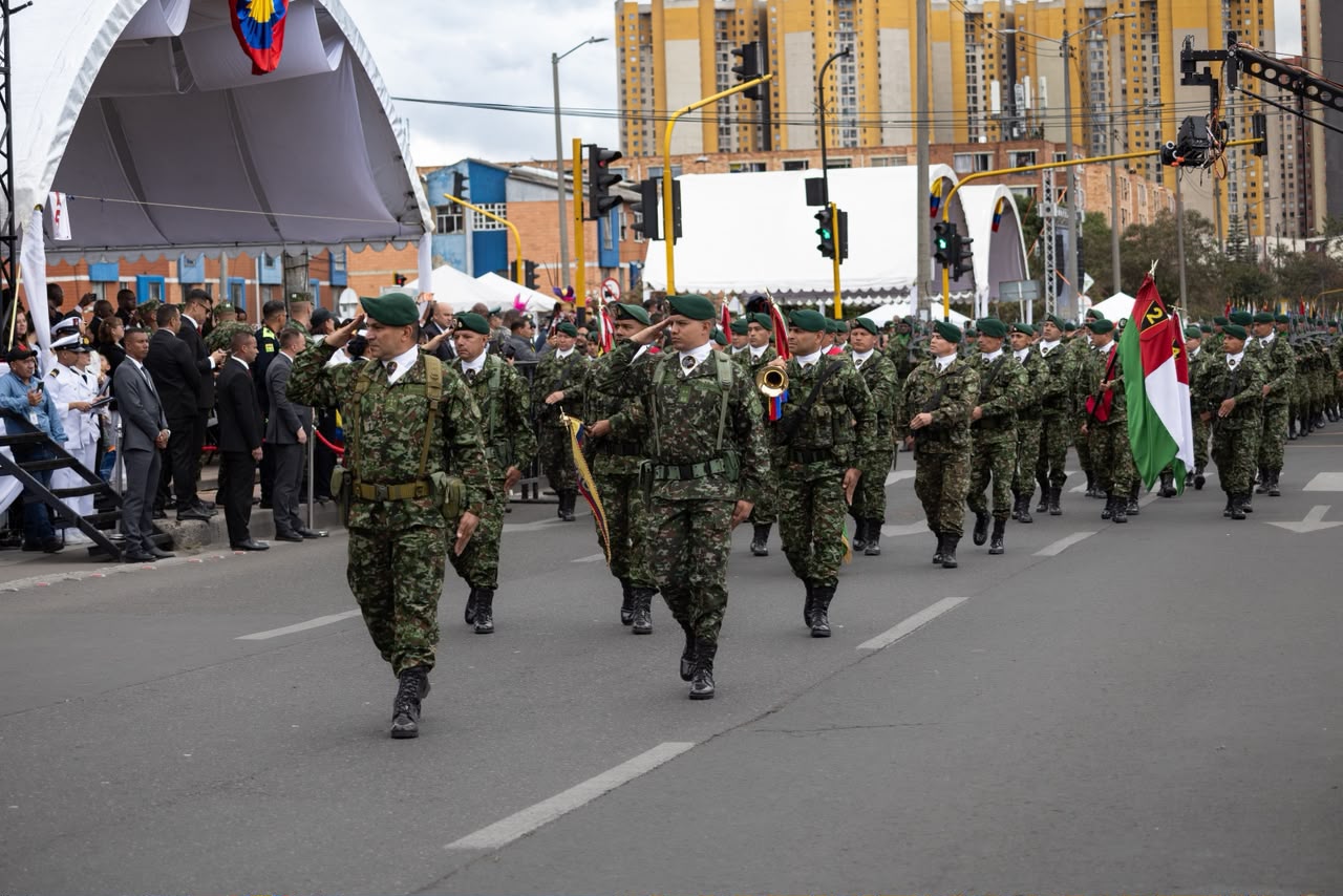 Un total de 1796 integrantes del Comando de Educación y Doctrina del Ejército desfilaron por primera vez en el sur de Bogotá en la celebración de los 216 años de independencia