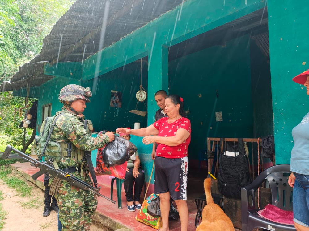 Ejército Nacional continúa llevando ayuda humanitaria a las comunidades más afectadas por la ola invernal en Casanare