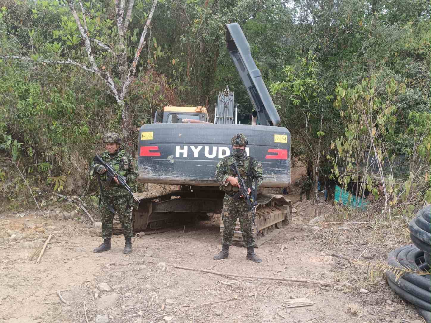 Ejército Nacional inhabilita maquinaria utilizada para minería ilegal en Chaparral, Tolima