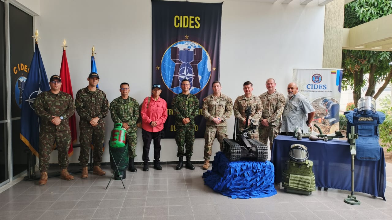 Visita de expertos en EOD y Desminado Humanitario al CIDES fortalece la cooperación Colombia–Estados Unidos
