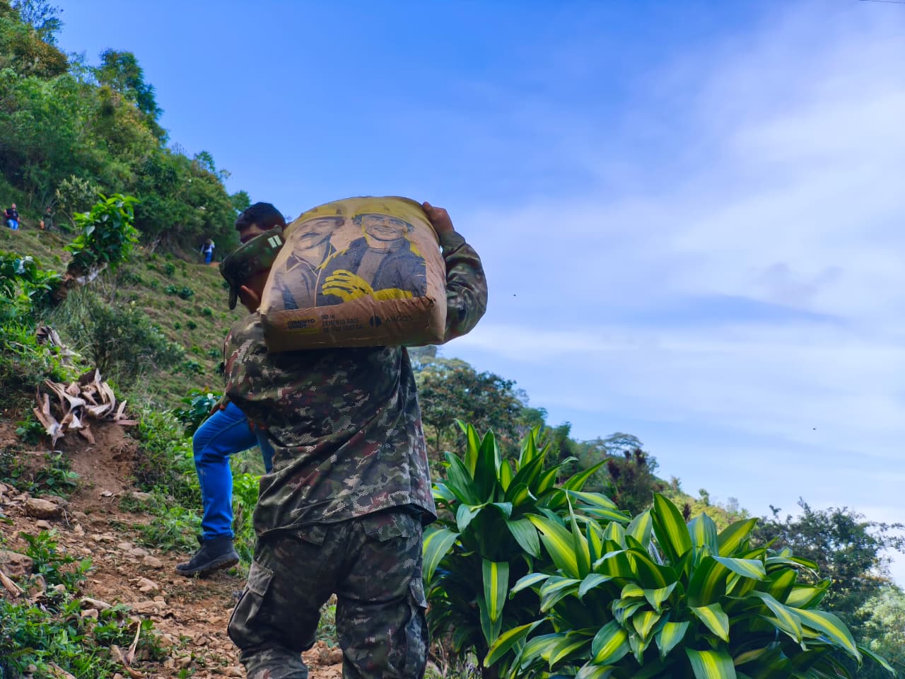 El Ejército Nacional ayuda en la reconstrucción de una vivienda destruida por el terremoto, en zona rural de Risaralda
