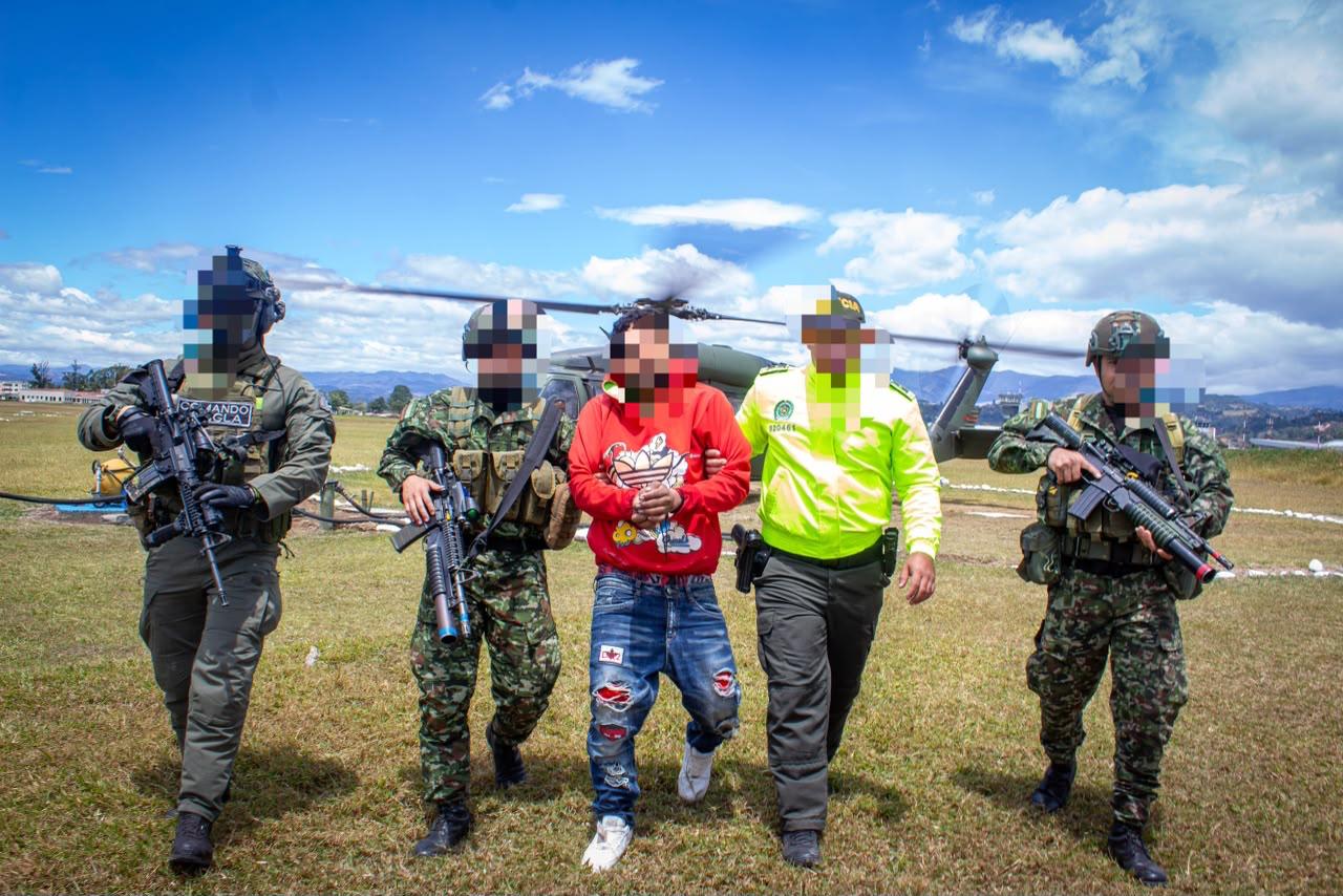 Ejército y Policía capturan en El Plateado a alias Correa, presunto cabecilla de milicias urbanas de la Estructura Jaime Martínez