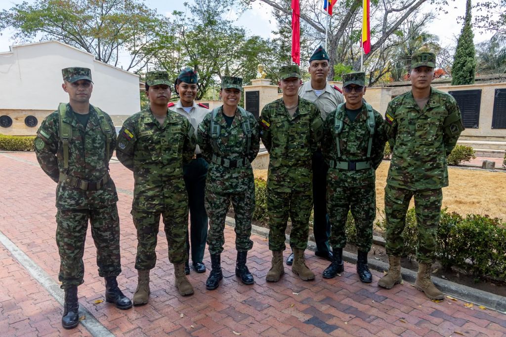 Ejército ecuatoriano conoce en Colombia el modelo de formación de los suboficiales del Ejército Nacional
